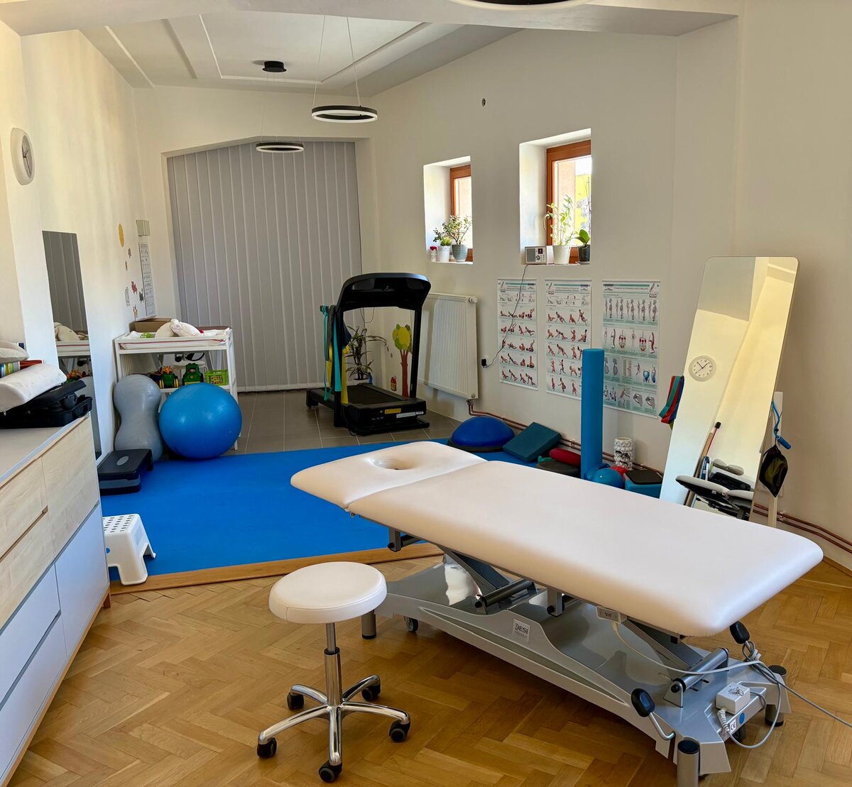 Ordinace — rehabilitační lehátko a cvičební prostor